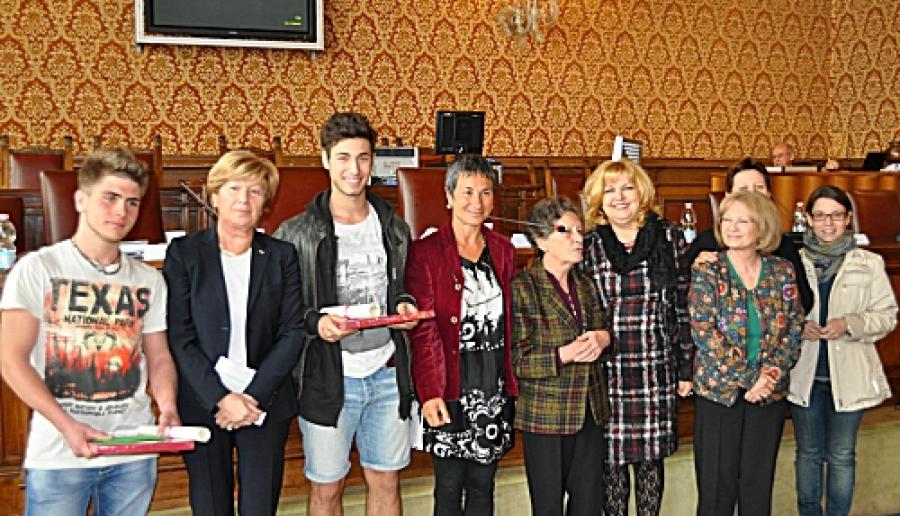 il momento della premiazione del concorso grafico Che genere di scuola il momento della premiazione del concorso grafico Che genere di scuola