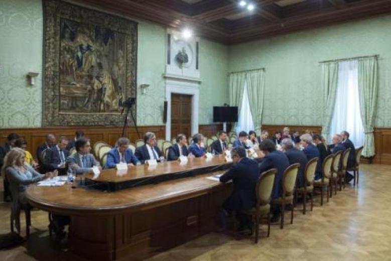 Il tavolo dell'incontro (Foto della Presidenza del Consiglio dei Ministri)