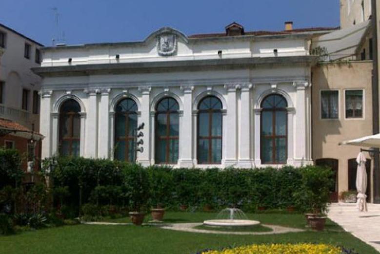 Sala Consiglio, esterno (foto di Mario Fletzer)