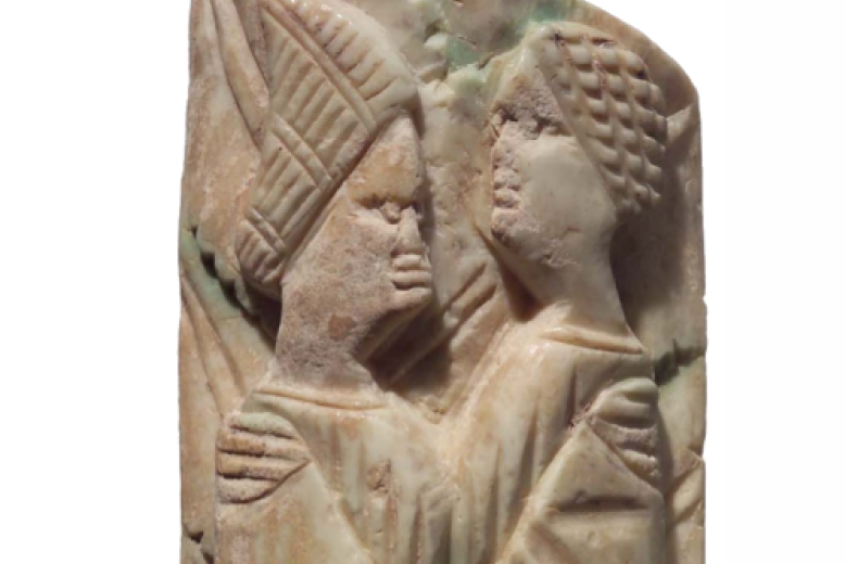 Lamina in avorio scolpita a rilievo raffigurante una coppia abbracciata Museo di Torcello, Lamina in avorio scolpita a rilievo raffigurante una coppia abbracciata