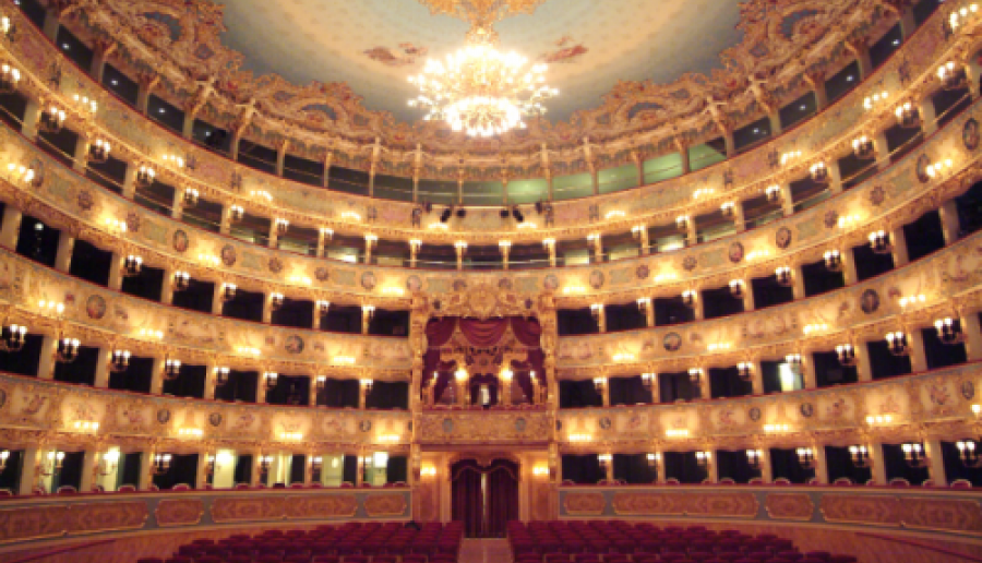 Distribuzione dei tagliandi per la Fenice Distribuzione dei tagliandi per la Fenice