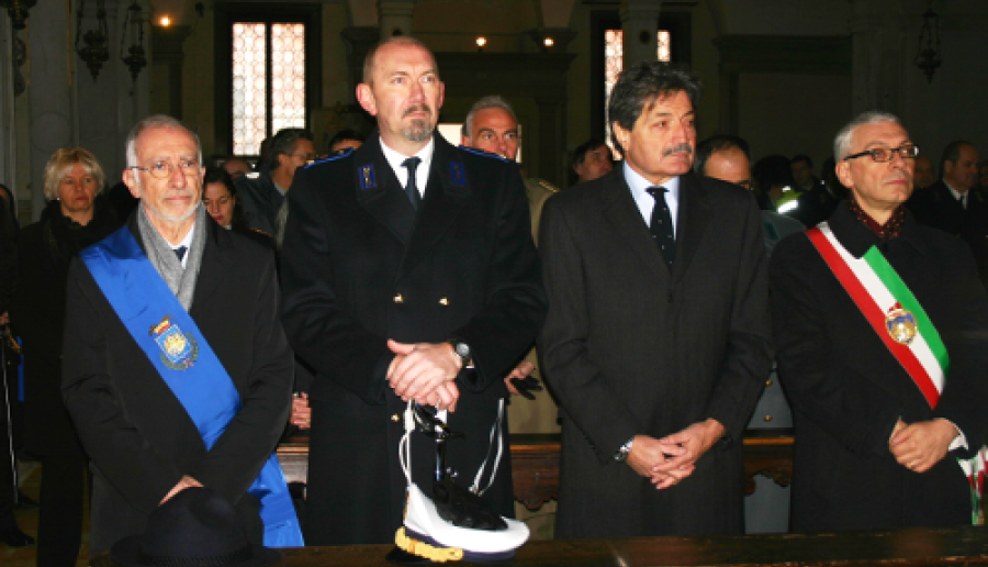 Il commissario Cesare Castelli alla messa per il santo Patrono della Polizia municipale Il commissario Cesare Castelli alla messa per il santo Patrono della Polizia municipale
